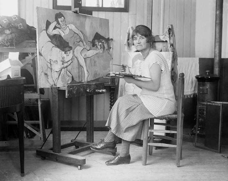 Suzanne Valadon pintando en su estudio un retrato de Marie Coca, 1927. © Album Fine Art Images
