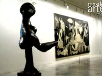 Sala del MNCARS en la que se exhibe el Guernica de Picasso, al fondo en la imagen