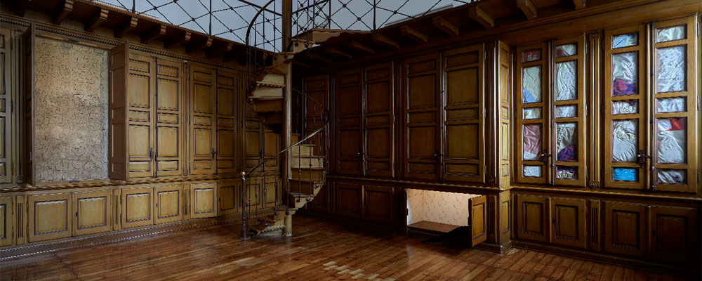 Vista de sala de la exposición "lindalocoaviejabruja", de Sara Ramo. Museo Reina Sofía