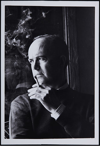Retrato de Eusebio Sempere fumando, ca. 1962-1963. Autor desconocido. Fondo Documental Eusebio Sempere, MACA Museo de Arte Contemporáneo de Alicante