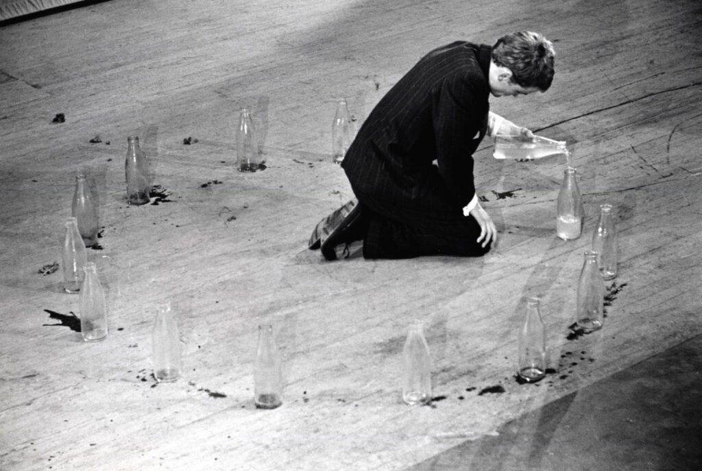 Tomas Schmit. Performance Zyklus for water pails (or bottles), 1963