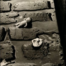 Wols. Muñeca pepona sobre los adoquines, 1938-1939