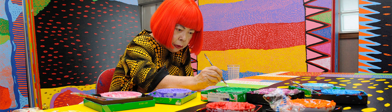 Yayoi Kusama trabajando en sus series My Eternal Soul en su estudio, 2014. © YAYOI KUSAMA