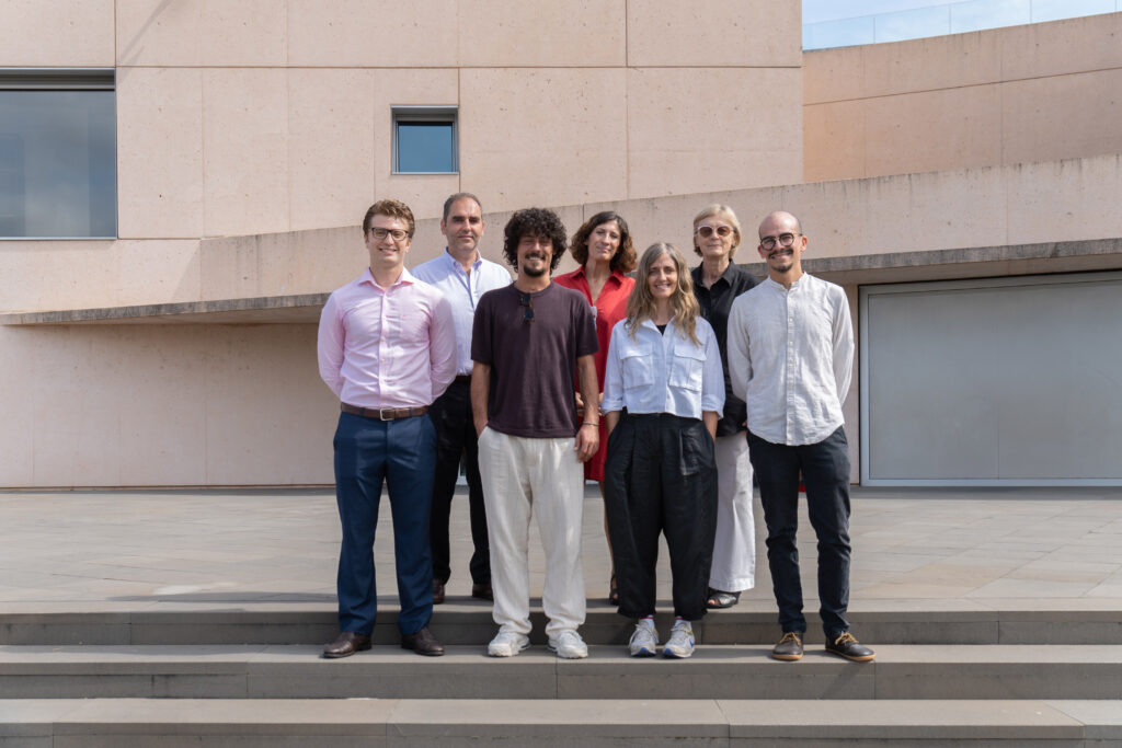 El bailarín Jesús Carmona junto con los investigadores de la Universidad de Navarra con los que colaboró para su espectáculo Súper viviente, coproducido por el MUN. Fotografía: Raúl Villegas/Museo Universidad de Navarra