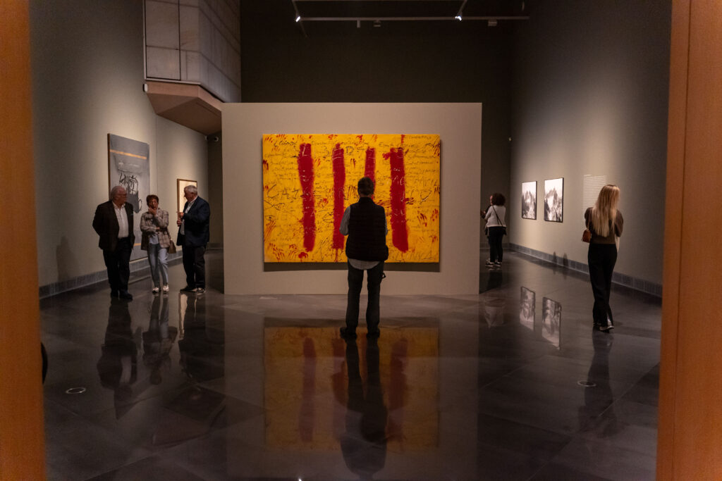 La gran exposición Colección MUN. Cuatro décadas permite ver obras de nombres como Tàpies. Fotografía: Manuel Castells/Museo Universidad de Navarra