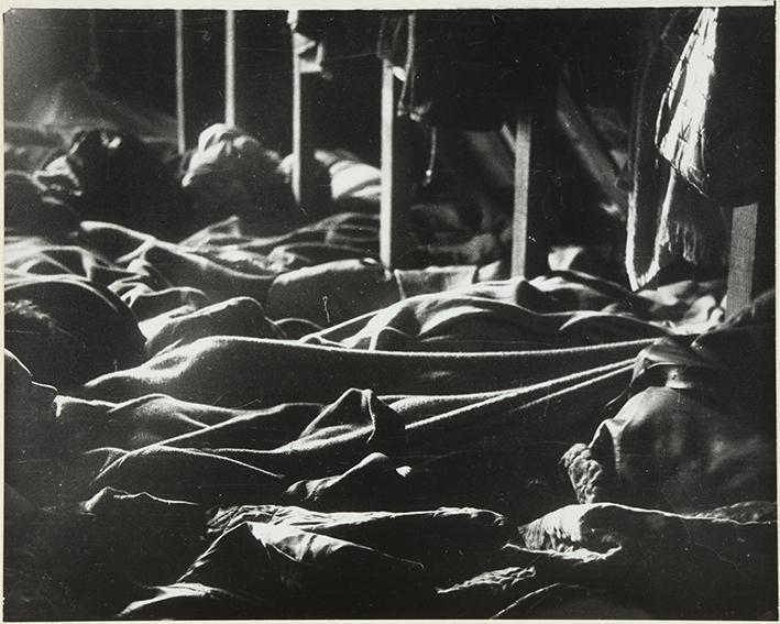 Agustí Centelles. Francia 1939. Campo de concentración de Bram. Dormitorio, 1939-39. Museo Universidad de Navarra