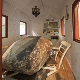 Jimmie Durham. Nature Morte with Stone and House, 2007. Vista de la instalación en la exposición Vacío perfecto. Una lectura de la Colección MUSAC, 2017