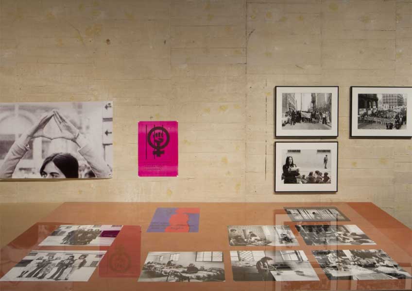 Vista de la exposición "Dar la oreja, hacer aparecer: cuerpo, acción y feminismos (1966-1979)" en el MUSAC