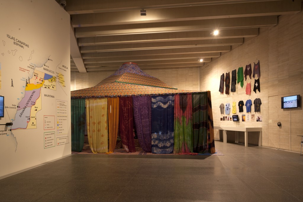 Vista de la exposición "Provincia 53. Arte, territorio y descolonización del Sáhara" en el MUSAC