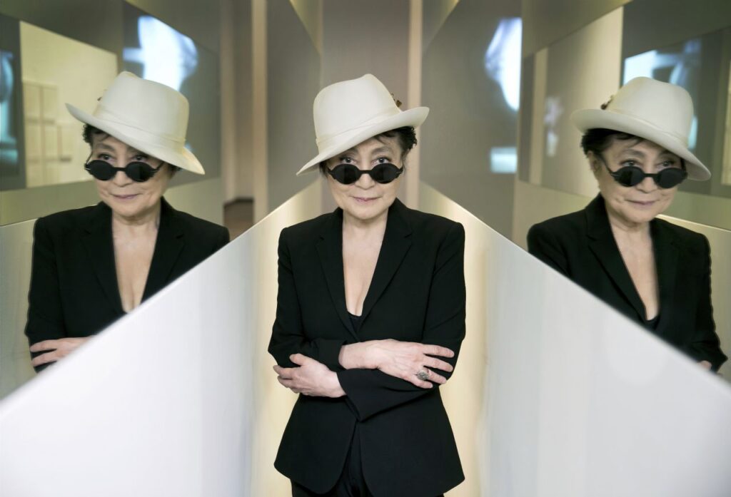 Yoko Ono con su instalación 'En Trance', 1997, en 'Yoko Ono: Half-a-Wind Show', Louisiana Museum of Art, Humlebæk, Dinamarca, 2013. Fotografía de Bjarke Ørsted. © Yoko Ono