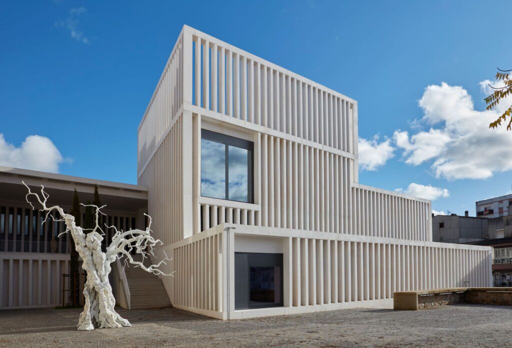 Vista del exterior del Museo Helga de Alvear. Fotografía: Joaquín Cortés