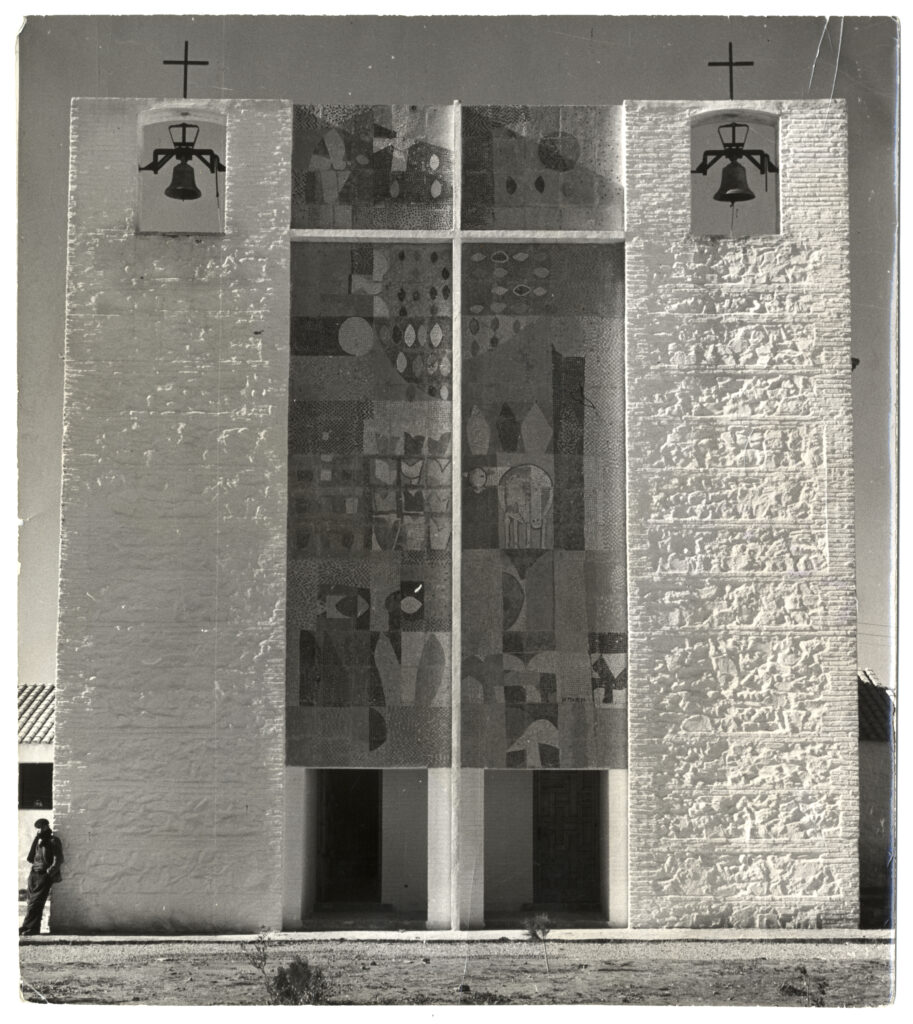 Joaquín del Palacio, Kindel. Iglesia de Villalba de Calatrava (Ciudad Real). Arquitecto: José Luis Fernández del Amo, hacia 1956. © Herederos de Joaquín del Palacio