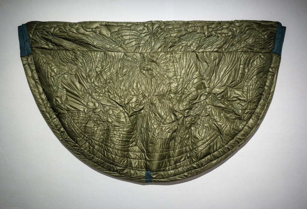 María Alcaide. Capa pluvial o manto para caballo, 2025. © María Alcaide. Museo Reina Sofía