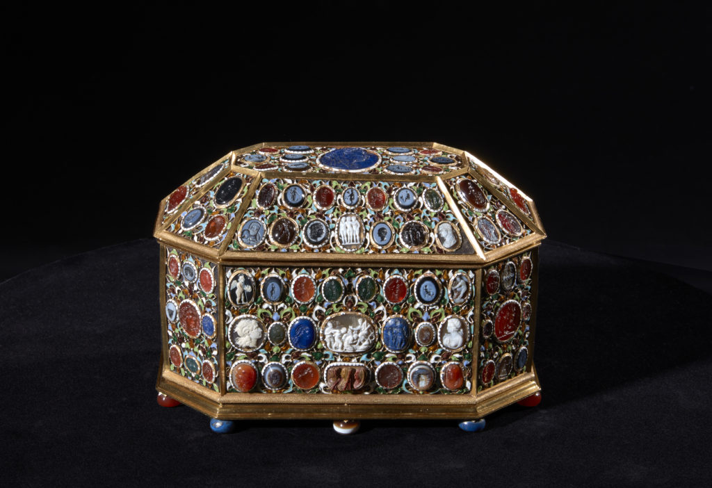 Círculo de Pierre Delabarre. Cofre ochavado recubierto de oro esmaltado con entalles y camafeos, 1630-1670. Museo Nacional del Prado