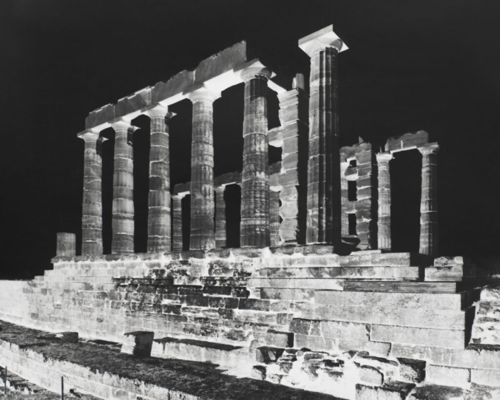 Vera Lutter. Temple of Poseidon, Cape Sounio: August 31, 2021. © Vera Lutter. Cortesía de la artista