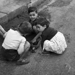 Piedad Isla. Niños jugando, 1956 © Fundación Piedad Isla & Juan Torres