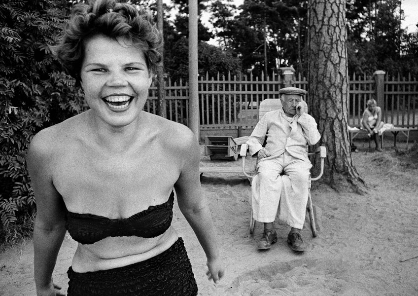 William Klein. Bikini, Moscova river’s beach, Moscow 1959 © William Klein, VEGAP, Madrid, 2019