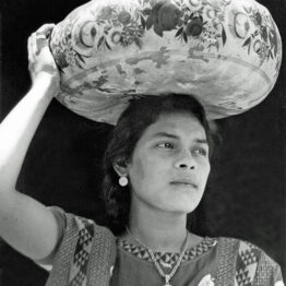 Tina Modotti. Mujer con jicara en la cabeza, 1929. Cortesía Galeríe Bilderwelt, Reinhard Schultz