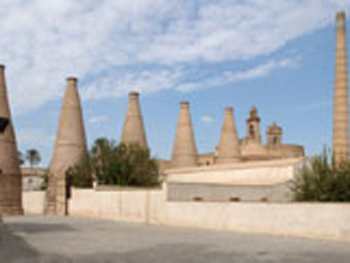 Chimeneas de la antigua Fábrica de Lozas de la Cartuja