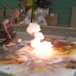 Cai Guo-Qiang durante la creación con pólvora de una pintura 2016. Foto de ST Luk, cortesía de Cai Studio