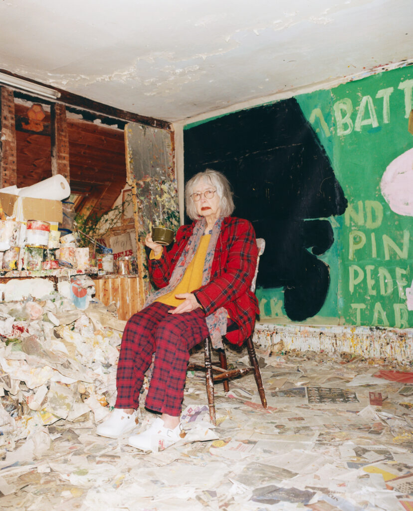 Rose Wylie en su estudio, junio de 2023. Cortesía de la artista y Davd Zwirner