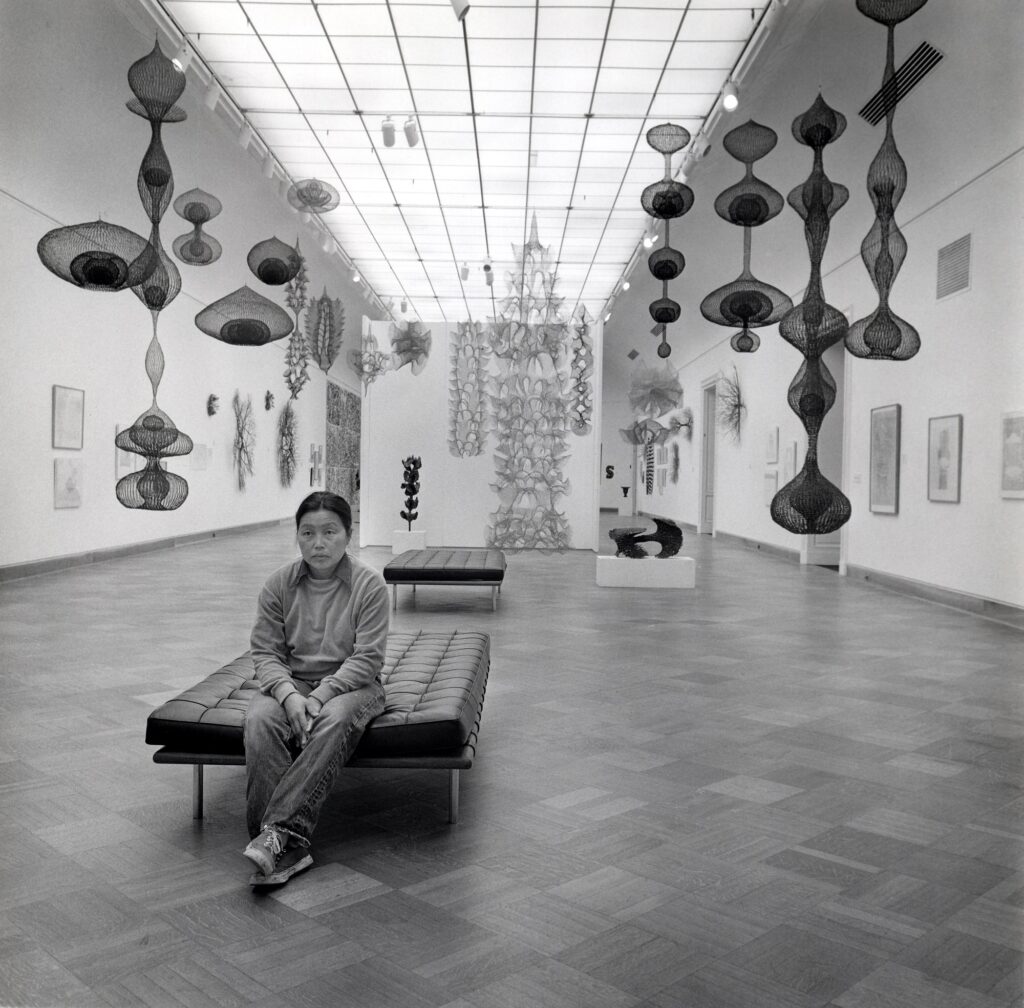 Laurence Cuneo. Ruth Asawa en su retrospectiva en el San Francisco Museum of Modern Art, 1973. Cortesía de David Zwirner