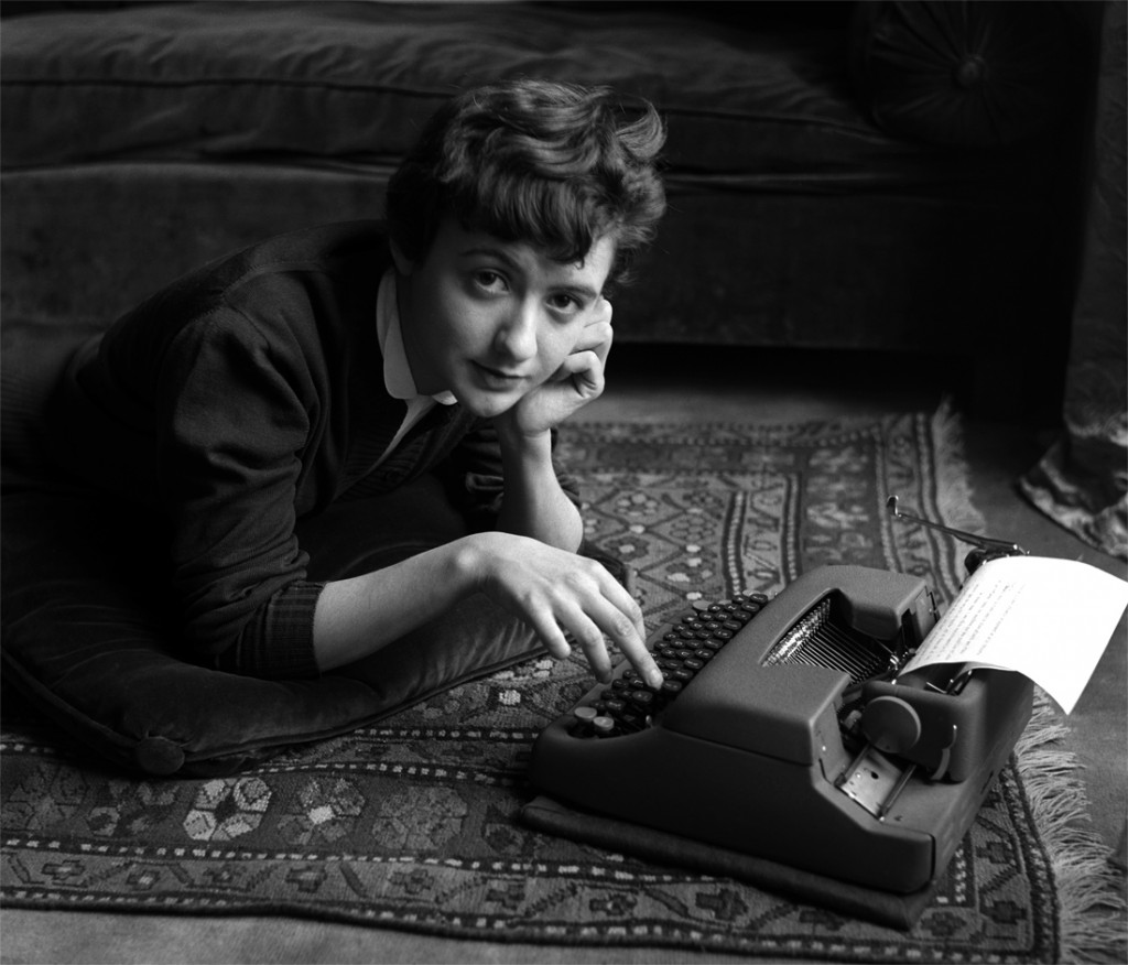 Sabine Weiss. Françoise Sagan chez elle, lors de la sortie de son premier roman Bonjour tristesse Paris, 1954