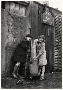 Sabine Weiss. Enfants prenant de l’eau à la fontaine, rue des Terres-au-Curé Paris, 1954