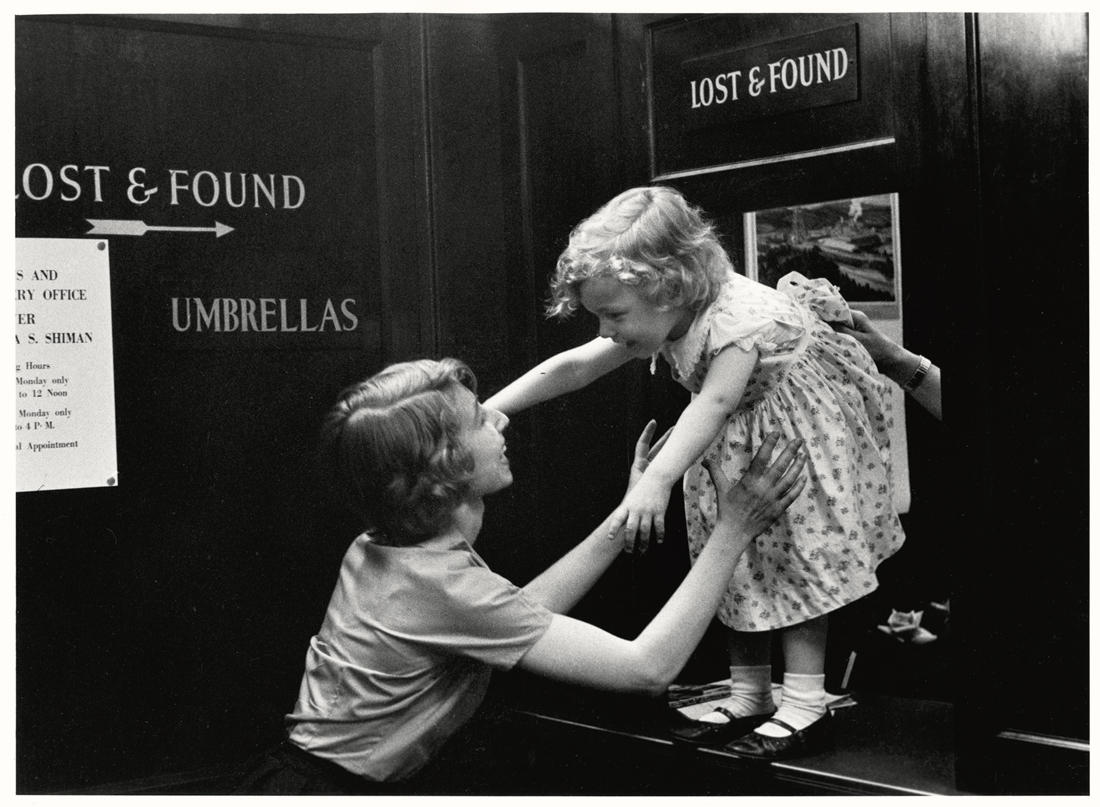 Sabine Weiss. Enfant perdu dans un grand magasin, New York, 1955