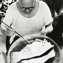 David Douglas Duncan. Picasso en La Californie pintando Naturaleza muerta con dos peces, 1957. Fondo David Douglas Duncan. Museu Picasso, Barcelona