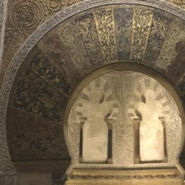 Arquitectura religiosa en el Occidente islámico: espacios, enseres y recursos ornamentales