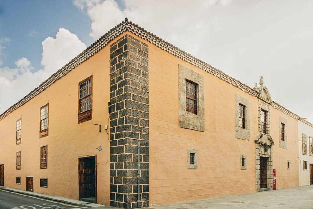 2 conservadores en el Museo de Historia y Antropología de Tenerife