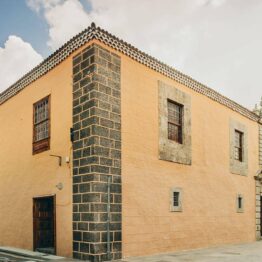 2 conservadores en el Museo de Historia y Antropología de Tenerife