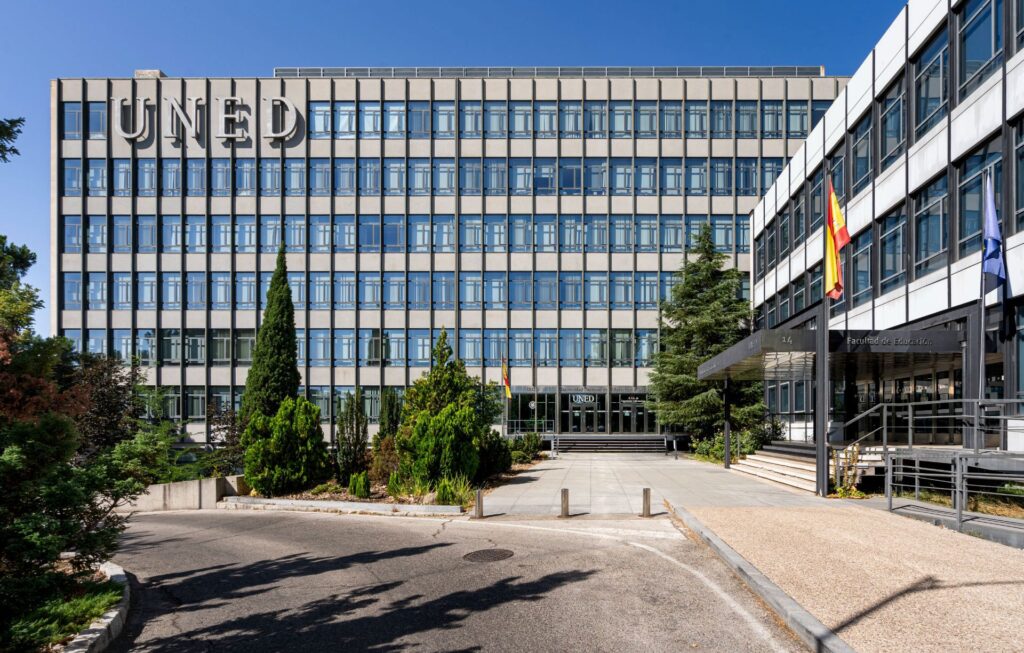 2 Ayudantes de Archivos, Bibliotecas y Museos en la Universidad Nacional de Educación a Distancia. UNED