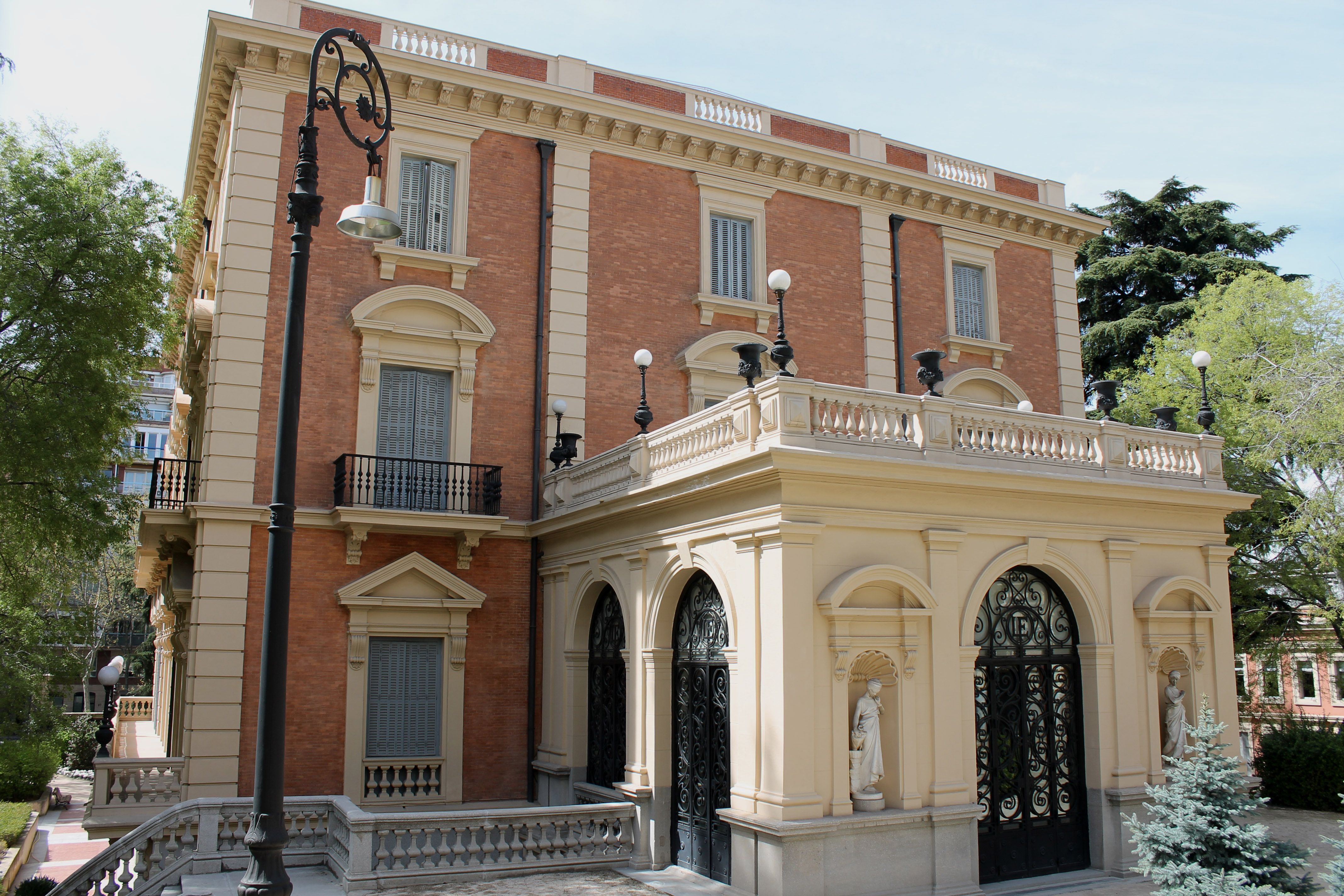 2 técnicos de gestión cultural, 2 técnicos de archivo y 1 técnico de biblioteca en el Museo Lázaro Galdiano