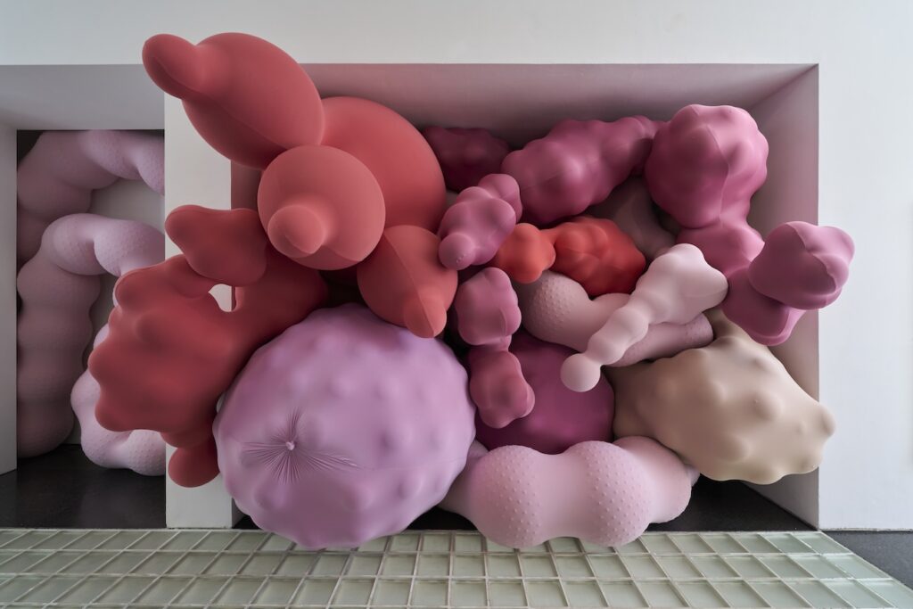 Derramarse (del museo hacia las calles). Desfile con las esculturas hinchables de Eva Fàbregas, en el MACBA