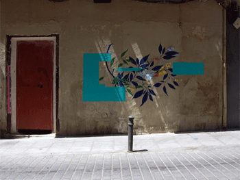 El arte callejero de Nuria Mora. Intervención en Calle del Espino, Lavapiés, Madrid. Cortesía de Escrito en la pared.com