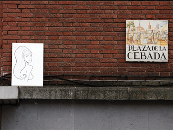 Ron Ilustrador. Retrato de mujer, arte efímero urbano en la madrileña Plaza de la Cebada. Cortesía de Escritoenlapared.com