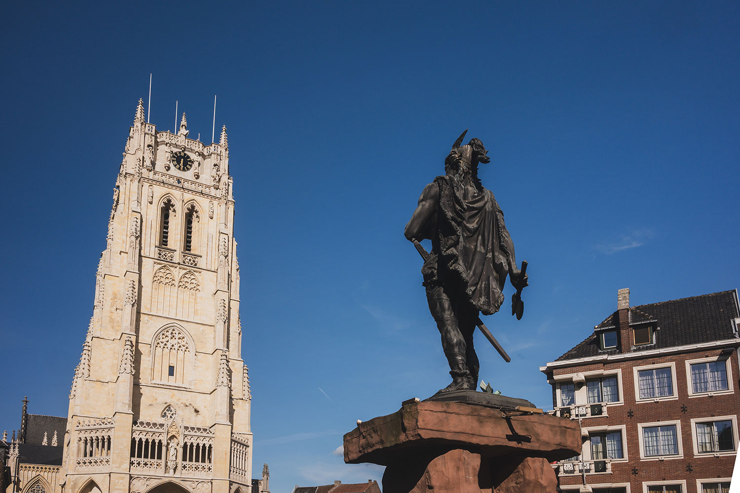 Torre de Nuestra Señora y estatua de Ambiorix, en la Grote Markt de Tongeren