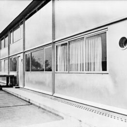 Jean Prouvé, Obras del aeroclub Roland Garros, fachada posterior, Buc (Yvelines), hacia 1935. Colección Centre Pompidou