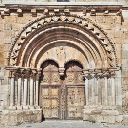 Portada románica de la iglesia de San Miguel Arcángel, Caltojar