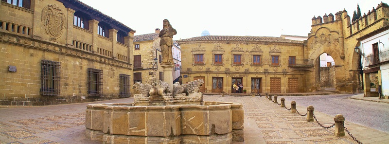 Plaza de los Leones de Baeza. A la izquierda, las Antiguas Carnicerías; en el centro, la Fuente de la Taza y las Audiencias Civiles, y a la izquierda, el Arco de Villalar y la Puerta de Jaén