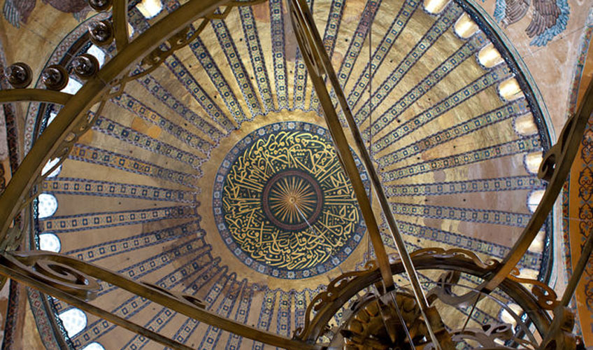 Cúpula de Santa Sofía de Constantinopla desde el interior de la basílica