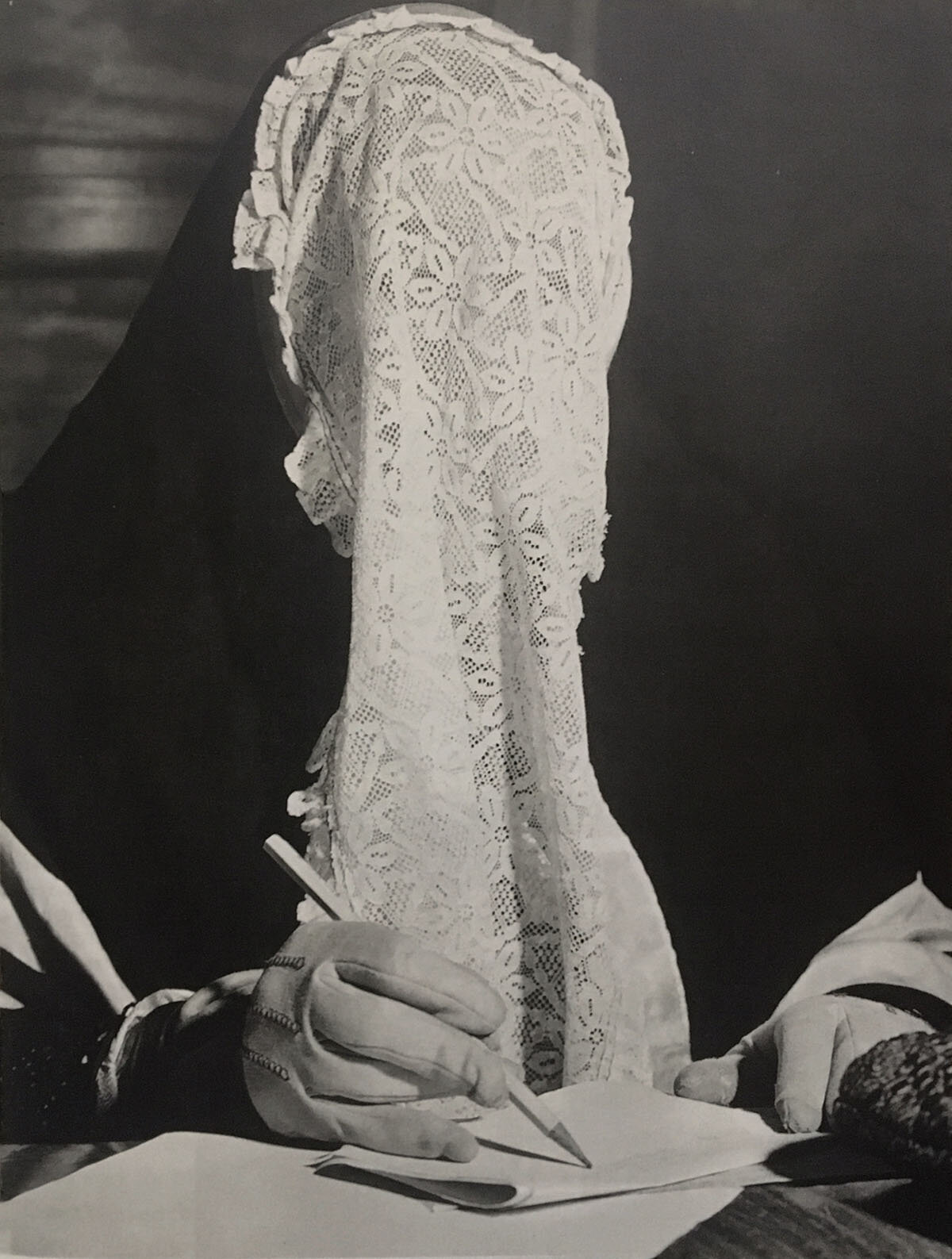 Margaret Bourke-White. Khadeeja Feroze Ud-din, subdirectora de educación; velo, rostro y manos en presencia de hombres, hacia 1947