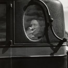 Dorothea Lange. Cortejo fúnebre, final de una era en un pequeño pueblo. California, 1938. MoMA, Nueva York