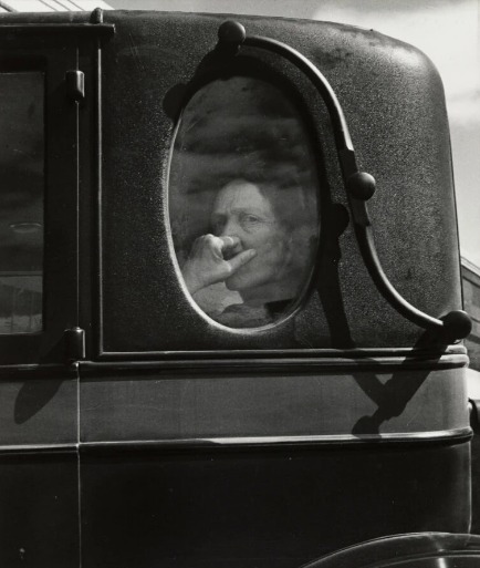 Dorothea Lange. Cortejo fúnebre, final de una era en un pequeño pueblo. California, 1938. MoMA, Nueva York