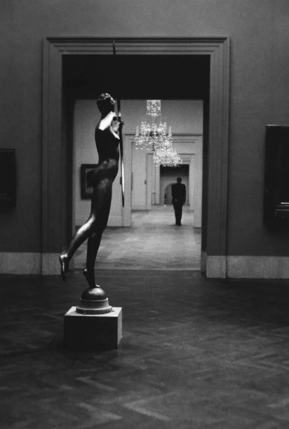 Elliott Erwitt. Metropolitan Museum, New York, 1949