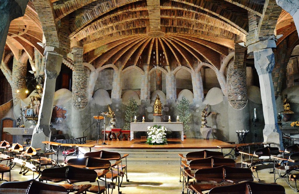 Antoni Gaudí. Iglesia de la Colonia Güell en Santa Coloma 