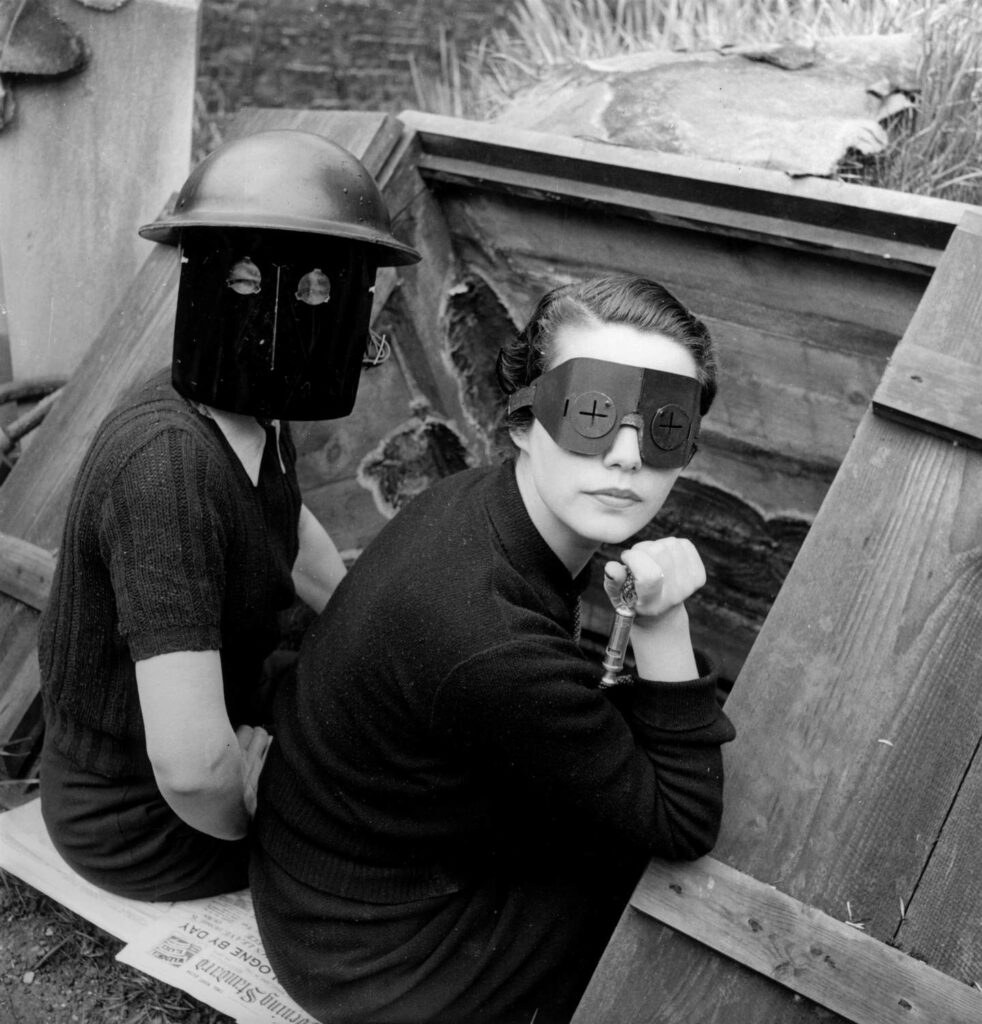 Lee Miller. Fire Masks, Downshire Hill, Londres, 1941. Victoria and Albert Museum