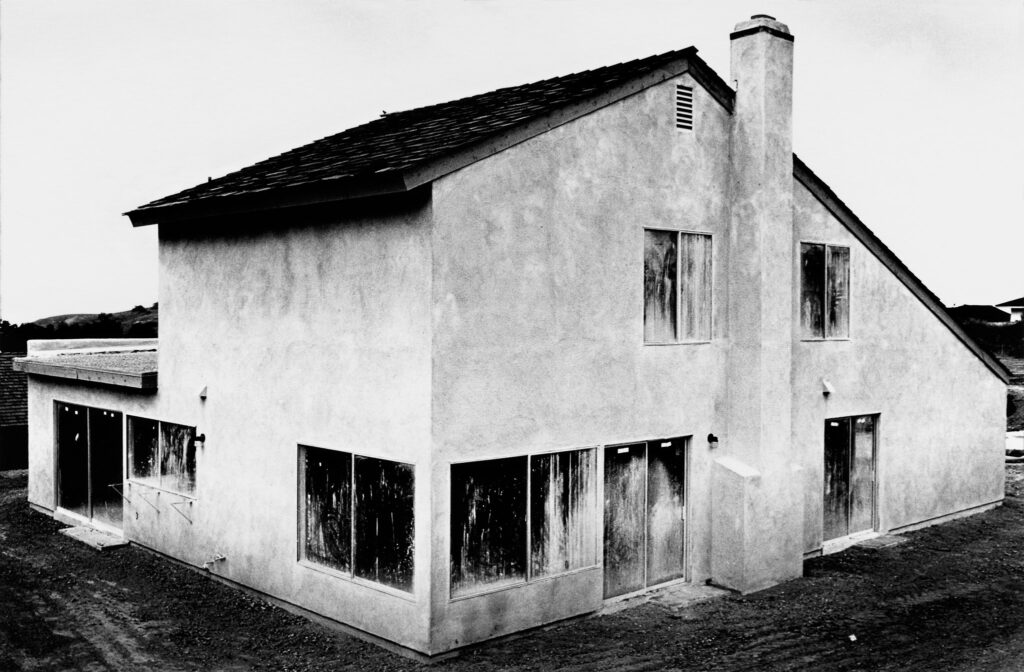 Lewis Baltz. Lewis Baltz. Tract House no. 4, de la serie The Tract Houses, 1971. The Lewis Baltz Trust